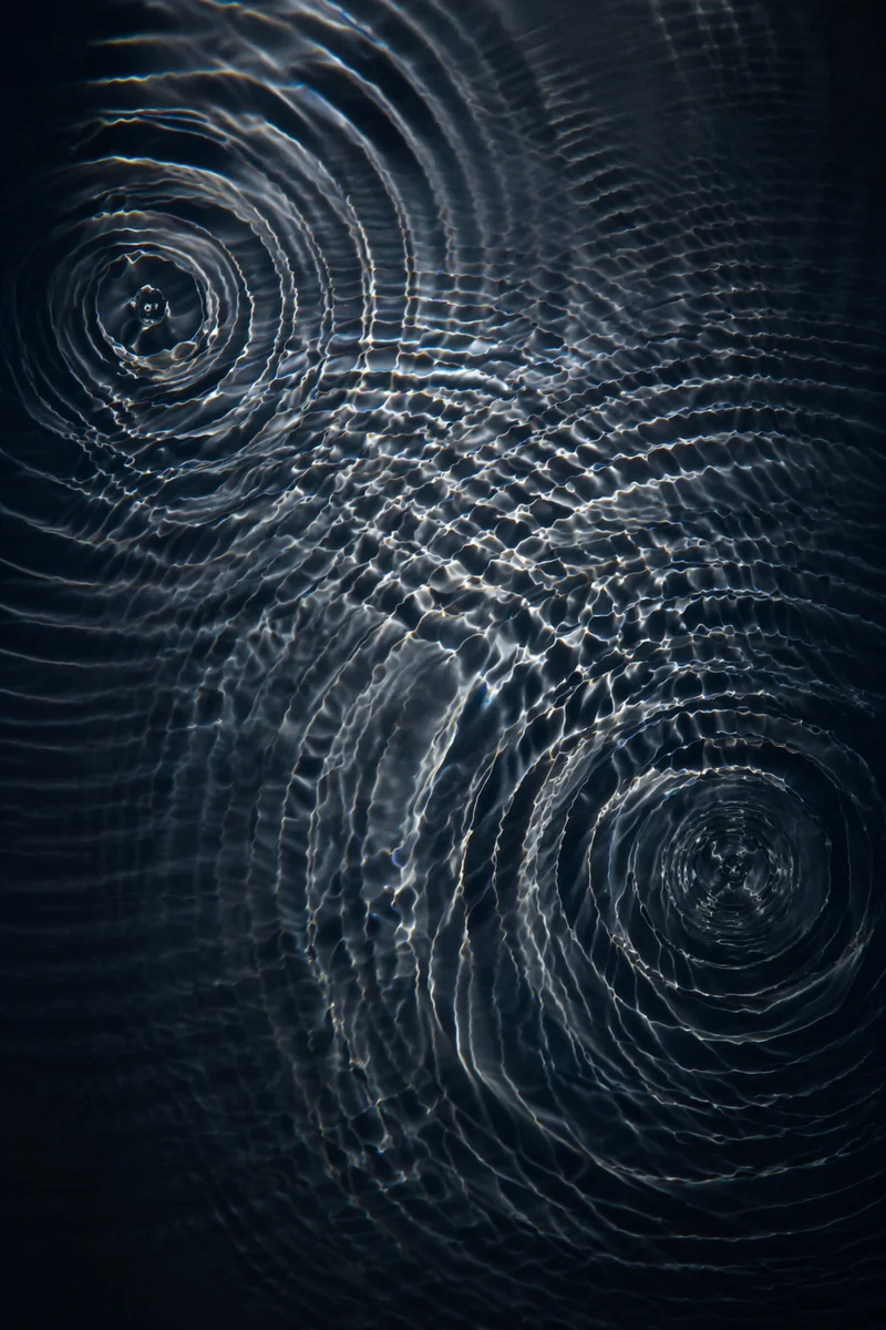 Photorealistic Wave Interference on Dark Water