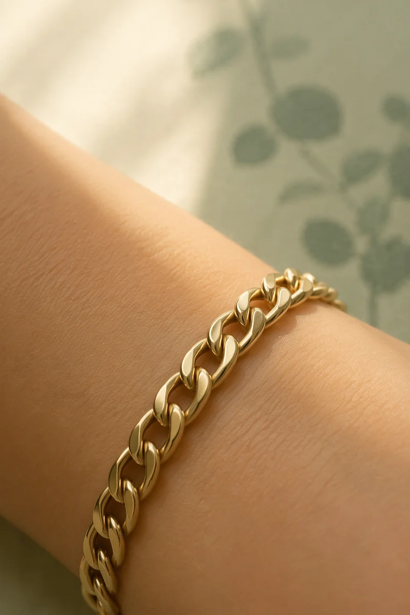 Elegant Gold Chain Bracelet Wrist Close-Up