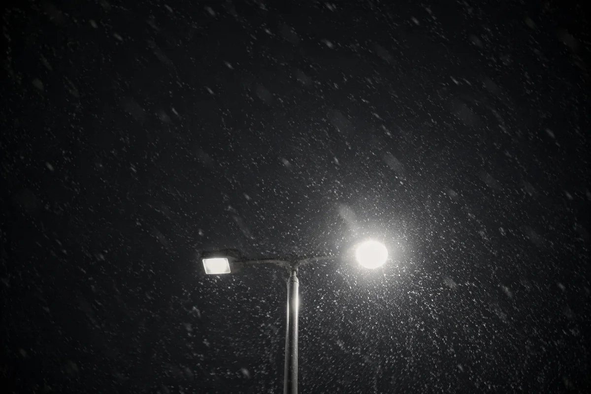 Peaceful Snowfall Under Evening Streetlight