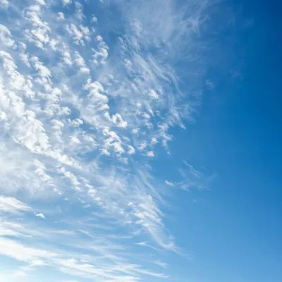 Serene Blue Sky Gradient with Wispy Clouds