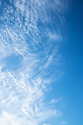 Serene Blue Sky Gradient with Wispy Clouds