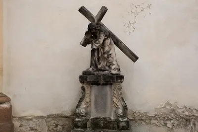 Jesus Carrying the Cross Statue Scene