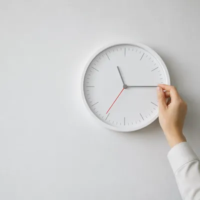 Minimal Office Clock for Time Management
