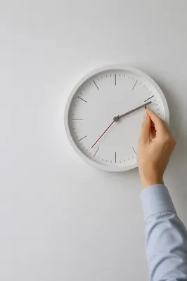 Minimal Office Clock for Time Management