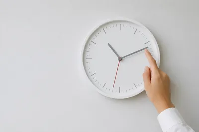 Minimal Office Clock for Time Management