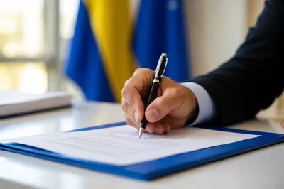 Professional Hand Signing Business Contract