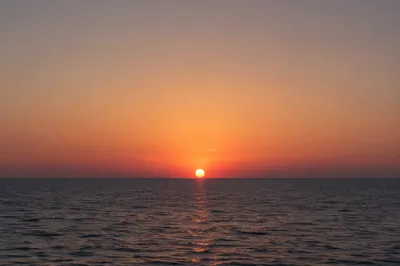 Eternal Sunrise Over a Peaceful Ocean