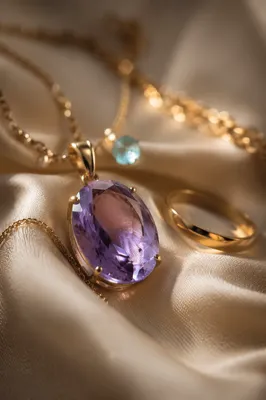 Elegant Gold Necklace with Violet Gemstone