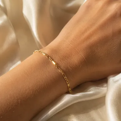 Elegant Gold Chain Bracelet Wrist Close-Up