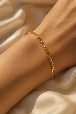Elegant Gold Chain Bracelet Wrist Close-Up