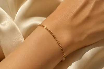 Elegant Gold Chain Bracelet on Wrist