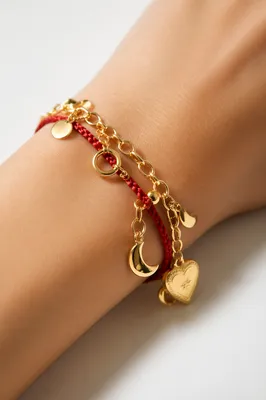 Gold Chain Bracelet Close Up on Wrist