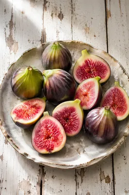 Fresh Halved Figs on Rustic Ceramic Plate
