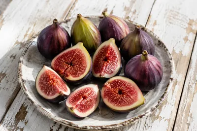 Fresh Halved Figs on Rustic Ceramic Plate