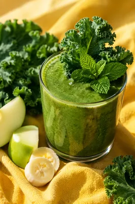Green Smoothie with Kale and Fresh Fruit