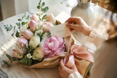 Mothers Day Bouquet Gift Card Preparation
