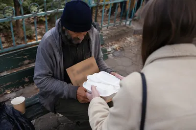 Compassionate Meal Handoff in Urban Park