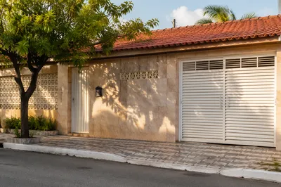 Quiet Suburban Home With Wall Mailbox