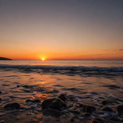 Peaceful Sunset Ocean Horizon Scene