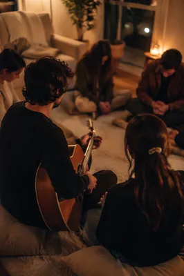 Intimate Acoustic Gathering in Cozy Living Room