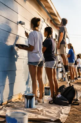 Teens Serving on Community Mission Trip