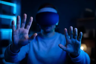 Immersive Virtual Reality Experience in Blue Light